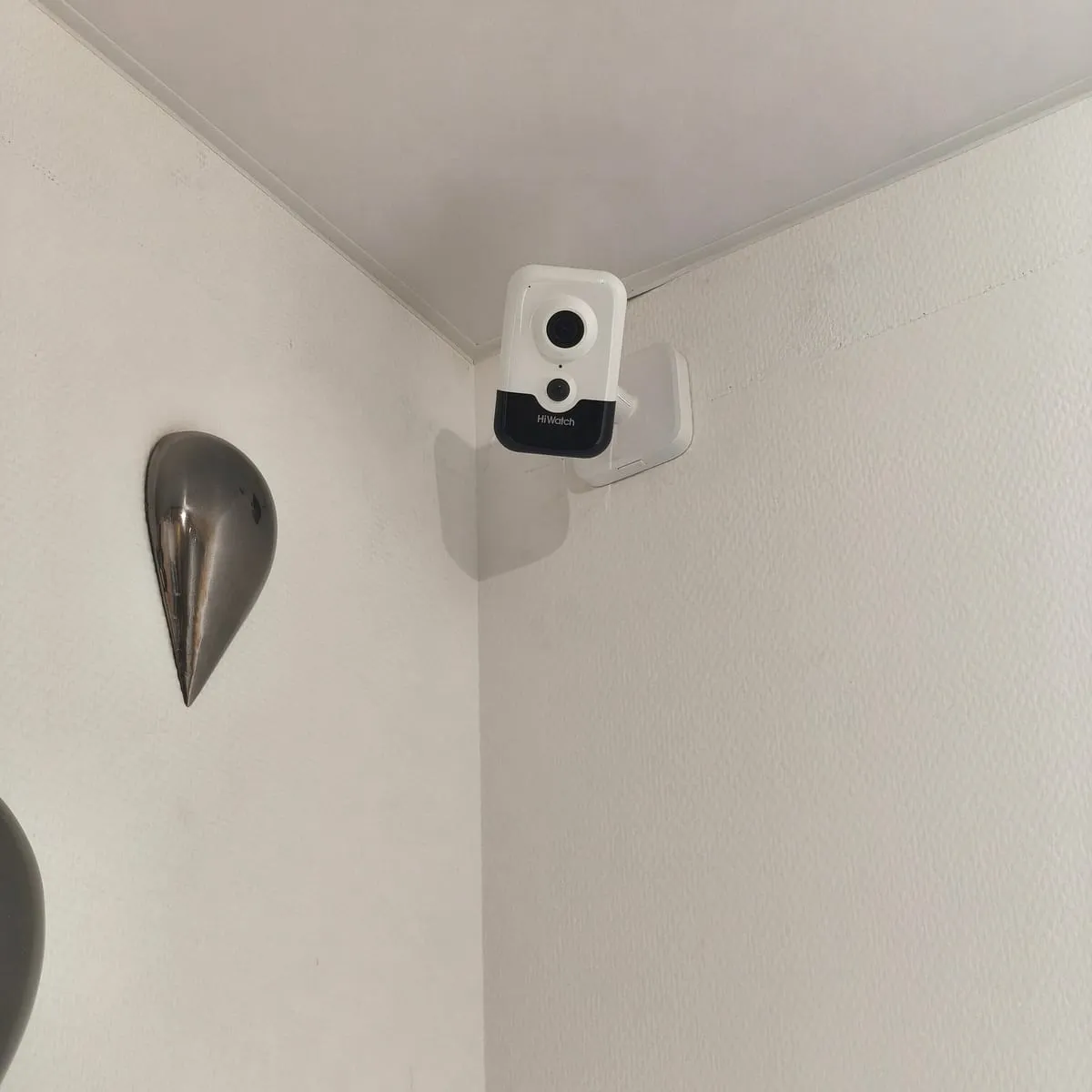 IP-камера HiWatch в углу помещения офиса